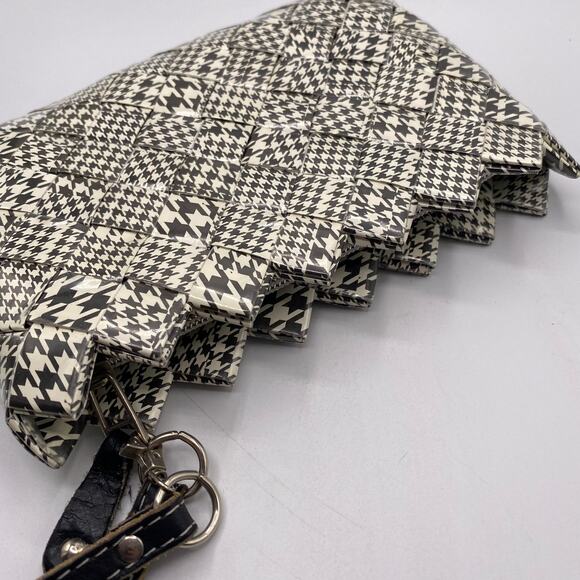 Nahui Ollin Woven Plastic Black & White Y2K Houndstooth Clutch Wristlet‎ - Picture 3 of 7